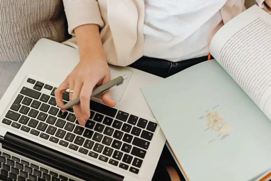 ilustrasi belajar online dengan laptop dan buku catatan